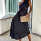 Robe plissée asymétrique avec décolleté incliné