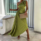 Robe plissée asymétrique avec décolleté incliné