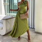 Robe plissée asymétrique avec décolleté incliné