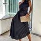 Robe plissée asymétrique avec décolleté incliné