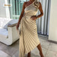 Robe plissée asymétrique avec décolleté incliné
